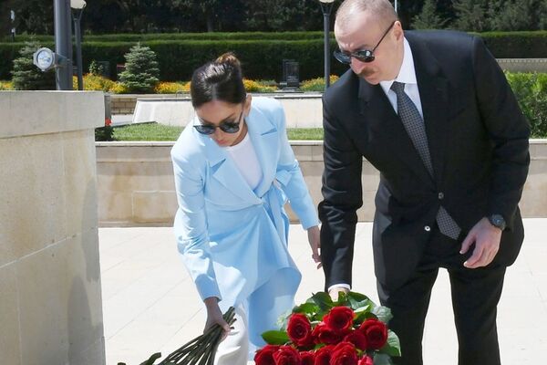 Президент Ильхам Алиев и первая леди Мехрибан Алиева, посетили могилу дважды Героя Советского Союза Ази Асланова - Sputnik Азербайджан