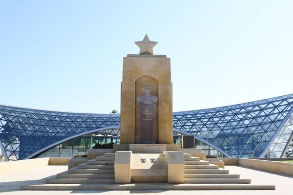  Президент Ильхам Алиев и первая леди Мехрибан Алиева, посетили могилу дважды Героя Советского Союза Ази Асланова - Sputnik Азербайджан
