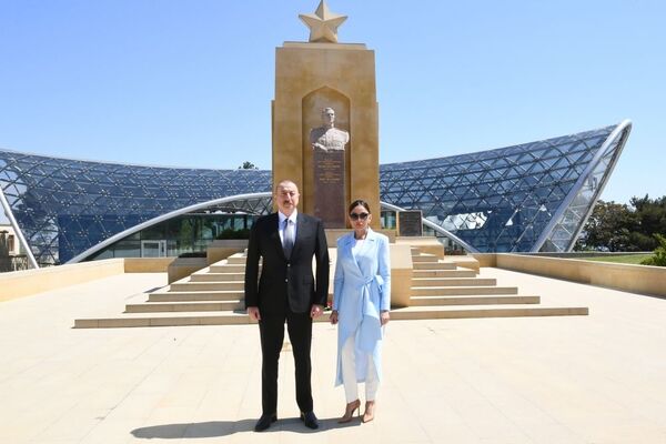 Президент Ильхам Алиев и первая леди Мехрибан Алиева, посетили могилу дважды Героя Советского Союза Ази Асланова - Sputnik Азербайджан