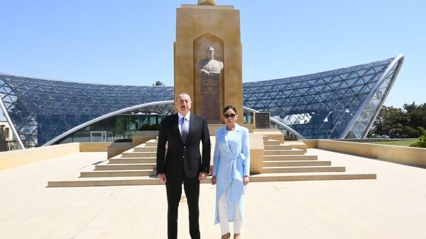 Ильхам Алиев и Мехрибан Алиева почтили память погибших за Победу над фашизмом - Sputnik Азербайджан