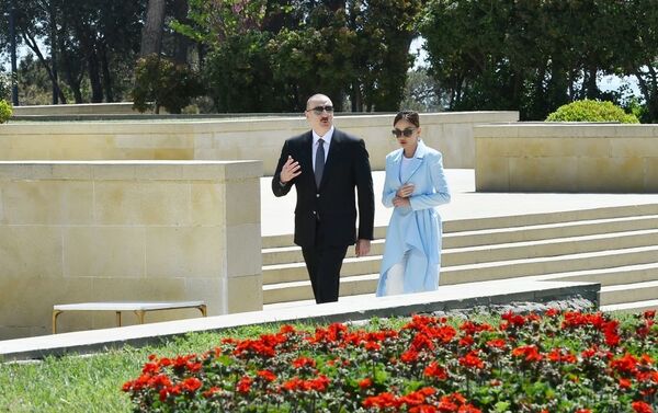 Президент Ильхам Алиев и первая леди Мехрибан Алиева, посетили могилу дважды Героя Советского Союза Ази Асланова - Sputnik Азербайджан