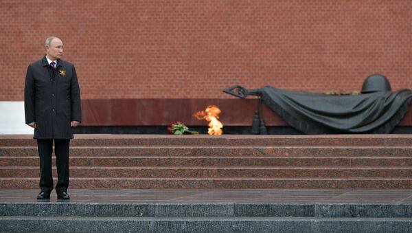 Президент РФ Владимир Путин возложил цветы к Могиле Неизвестного Солдата в Александровском саду - Sputnik Азербайджан