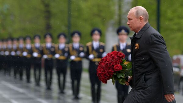 Президент РФ Владимир Путин возложил цветы к Могиле Неизвестного Солдата в Александровском саду - Sputnik Azərbaycan