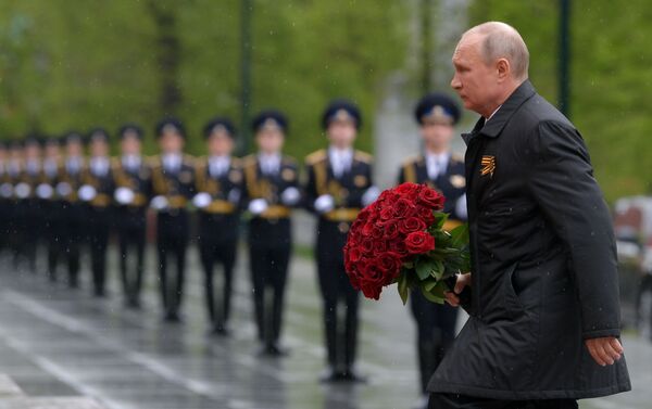 Президент РФ Владимир Путин возложил цветы к Могиле Неизвестного Солдата в Александровском саду - Sputnik Азербайджан