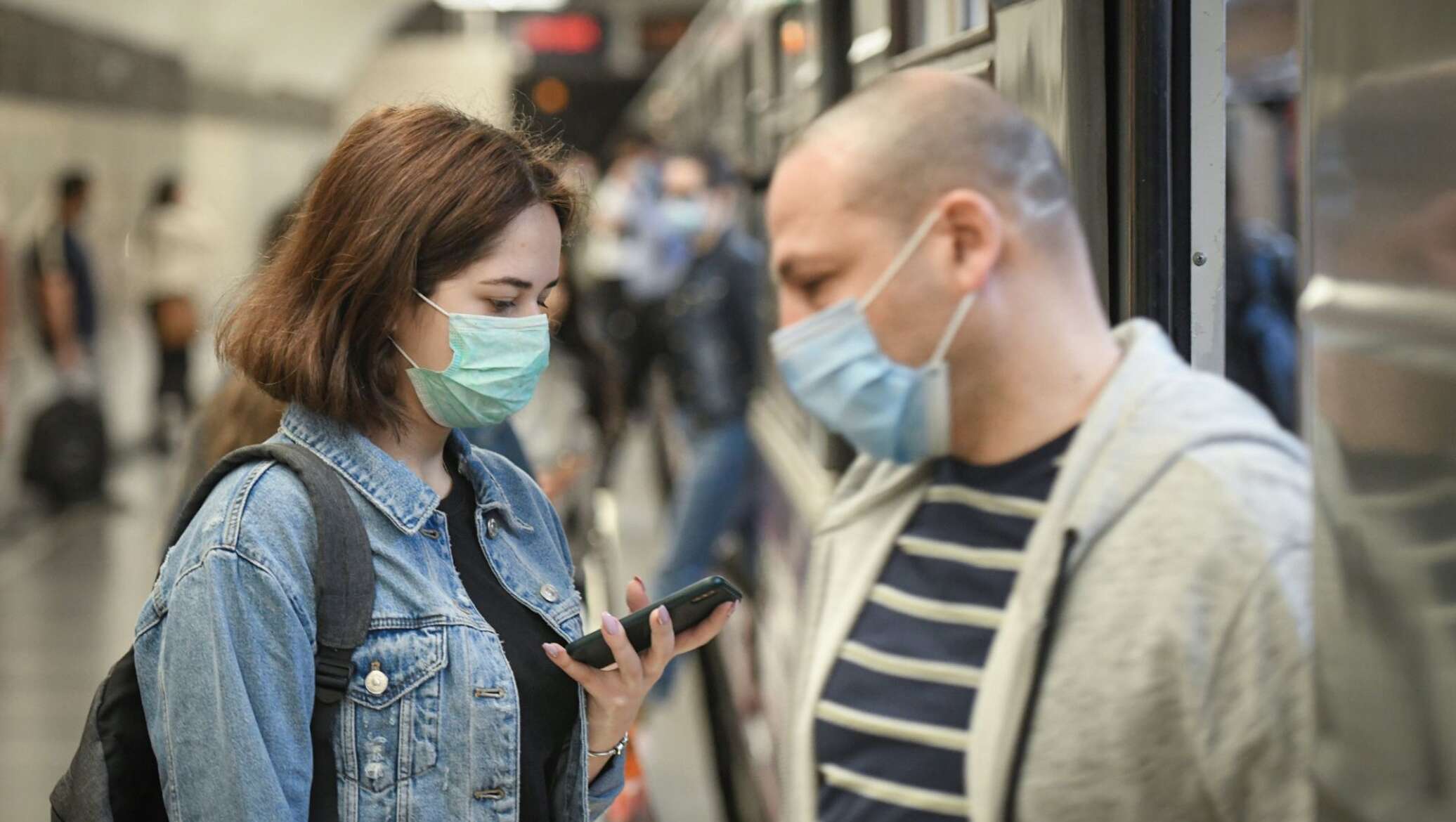 Люди в масках в метро