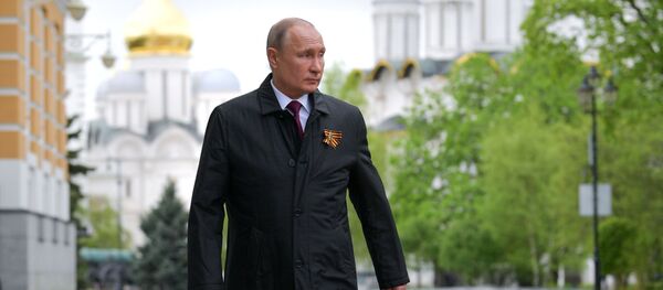 Президент РФ Владимир Путин перед началом воздушного парада, посвященного 75-летию Победы в Великой Отечественной войне Президент РФ Владимир Путин перед началом воздушного парада, посвященного 75-летию Победы в Великой Отечественной войне - Sputnik Азербайджан