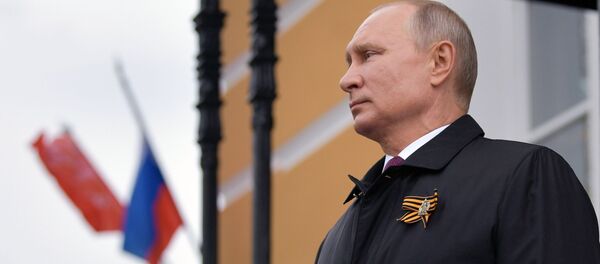 Президент РФ Владимир Путин наблюдает за пролетом военной авиации во время воздушного парада, посвященного 75-летию Победы в Великой Отечественной войне - Sputnik Азербайджан