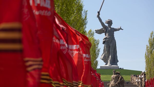 Монумент Родина-мать зовет! на Мамаевом кургане в Волгограде и флаги на аллее, установленные к празднованию 75-летия победы в Великой Отечественной войне - Sputnik Азербайджан