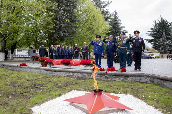 В день празднования 75-й годовщины Победы в Великой Отечественной войне в югоосетинской столице возложили гирлянду Славы у Вечного огня - Sputnik Azərbaycan