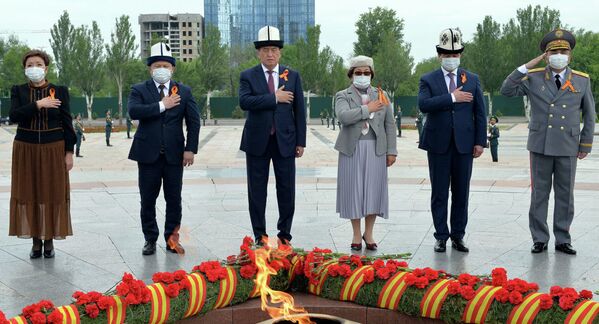 На площади Победы в Бишкеке (Кыргызстан) в честь 75-летия Победы в Великой Отечественной войне состоялся митинг-реквием с участием первых лиц государства  - Sputnik Азербайджан