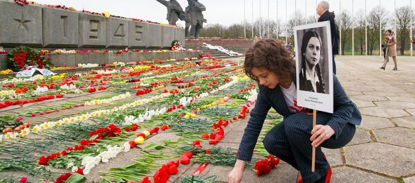 Организатор Бессмертного полка в Латвии Маргарита Драгиле пришла к памятнику Освободителям с портретом бабушки-блокадницы  - Sputnik Азербайджан