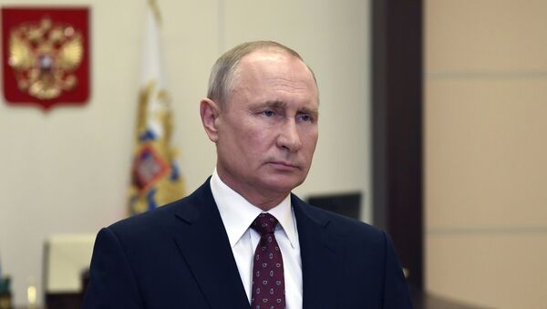 Президент РФ Владимир Путин во время поздравления с 75-летием Победы в Великой Отечественной войне. - Sputnik Азербайджан
