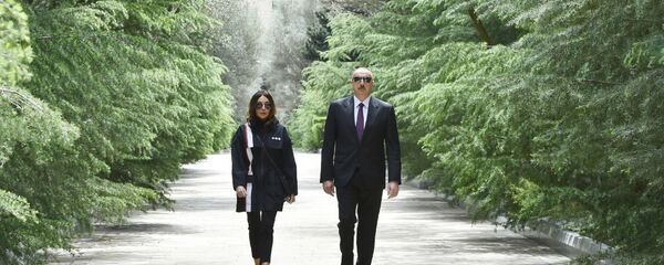 Prezident İlham Əliyev və birinci xanım Mehriban Əliyeva ulu öndər Heydər Əliyevin məzarını ziyarət ediblər - Sputnik Азербайджан