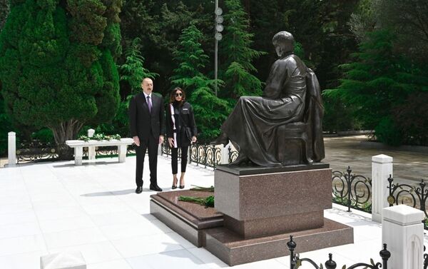 Президент Ильхам Алиев и первая леди Мехрибан Алиева посетили могилу великого лидера Гейдара Алиева - Sputnik Азербайджан