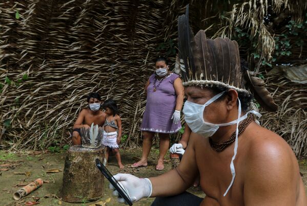 Члены племени Сатере-Маве в защитных масках во время вызова врача в общине Саху-Апе, Бразилия - Sputnik Азербайджан