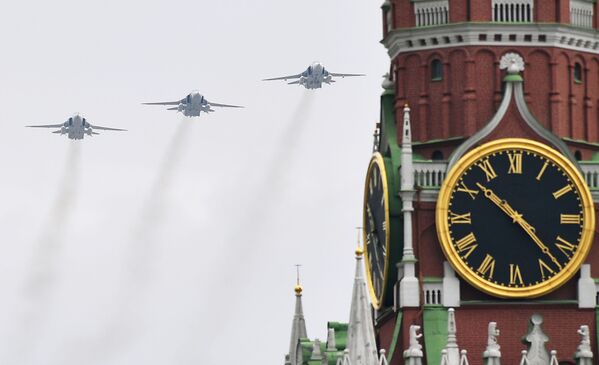 Фронтовые бомбардировщики Су-24 на репетиции воздушного парада Победы в Москве - Sputnik Азербайджан