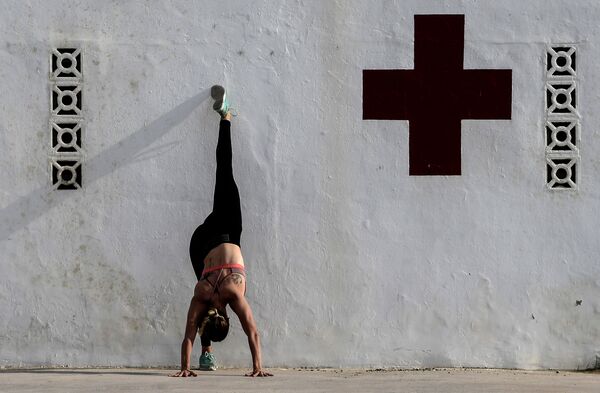 Женщина занимается спортом в отведенные часы после снятия ограничений во время эпидемии коронавируса, Валенсия, Испания - Sputnik Azərbaycan