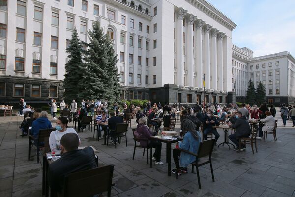 Предприниматели у здания администрации президента Украины с требованием отмены карантина в Киеве - Sputnik Азербайджан