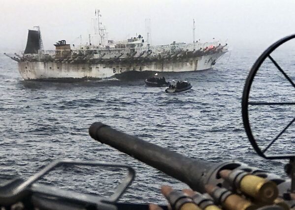 Рыболовецкое судно под китайским флагом, задержанное за незаконное нахождение в Аргентинской исключительной экономической зоне - Sputnik Азербайджан