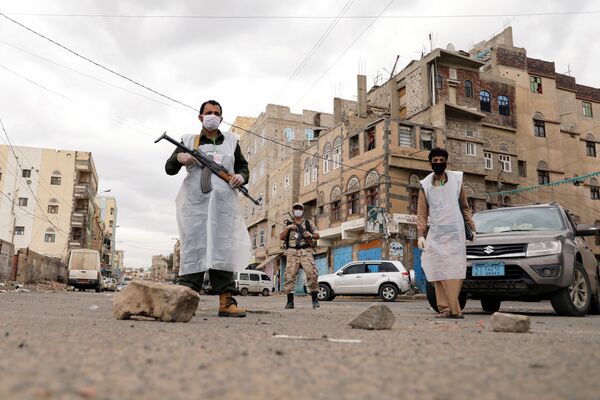 Сотрудники службы безопасности в защитных масках в Сане, Йемен - Sputnik Azərbaycan