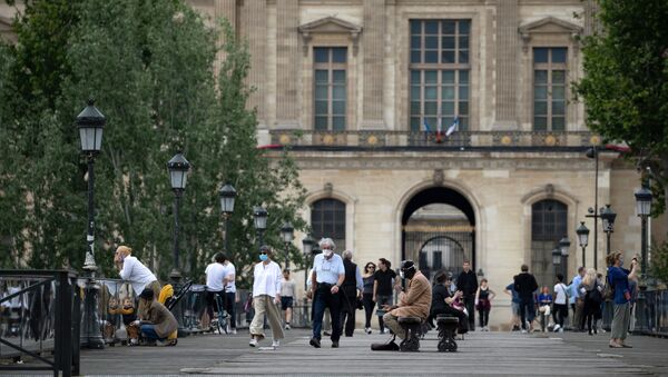 Люди в защитных масках на Мосту Искусств в Париже - Sputnik Азербайджан