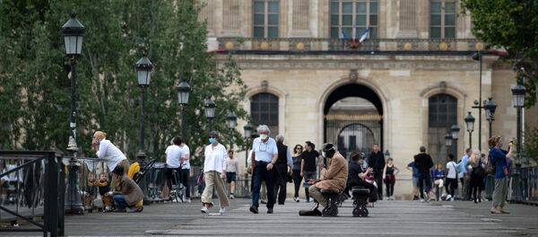 Люди в защитных масках на Мосту Искусств в Париже Люди в защитных масках на Мосту Искусств в Париже - Sputnik Азербайджан