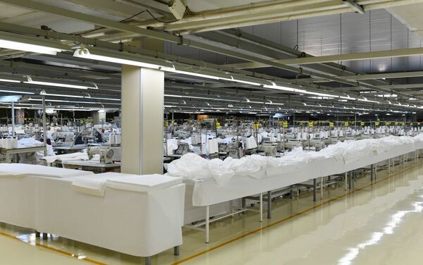 Фабрика по производству медицинских масок и предприятие по производству защитных комбинезонов, функционирующего при швейной фабрике, ООО Gilan Tekstil Park в Сумгайыте - Sputnik Азербайджан