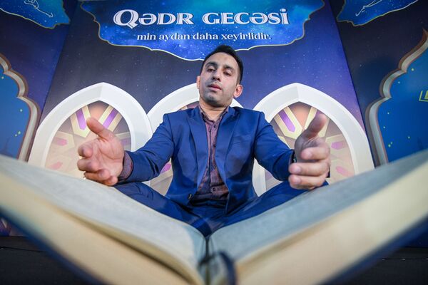 Чтение Корана в Ночь Лейлят аль-Гадр (Ночь Предопределения) в мечете Фатмаи Захра - Sputnik Азербайджан
