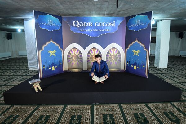 Чтение Корана в Ночь Лейлят аль-Гадр (Ночь Предопределения) в мечете Фатмаи Захра - Sputnik Азербайджан