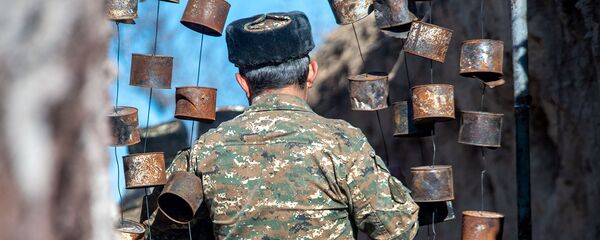 Армянский военнослужащий на боевой позиции - Sputnik Азербайджан