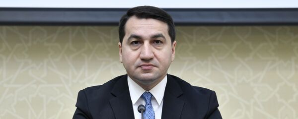 Помощник Президента Азербайджана - заведующий отделом по вопросам внешней политики Хикмет Гаджиев - Sputnik Азербайджан