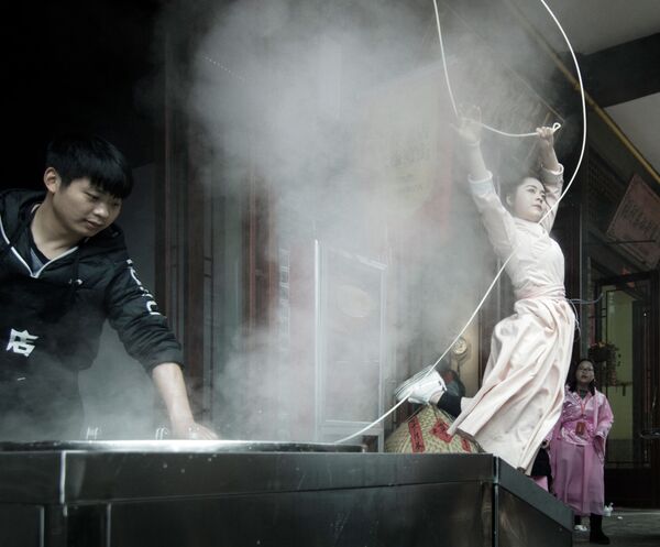 Снимок Ramen Art китайского фотографа Xueping Du , победивший в категории Street Food конкурса Pink Lady® Food Photographer of the Year 2020 - Sputnik Azərbaycan
