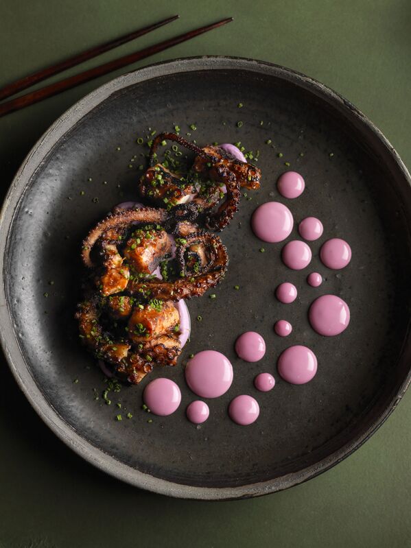 Снимок Octopus Dots британского фотографа Nicole Herft, победивший в категории Food Stylist Award конкурса Pink Lady® Food Photographer of the Year 2020 - Sputnik Azərbaycan