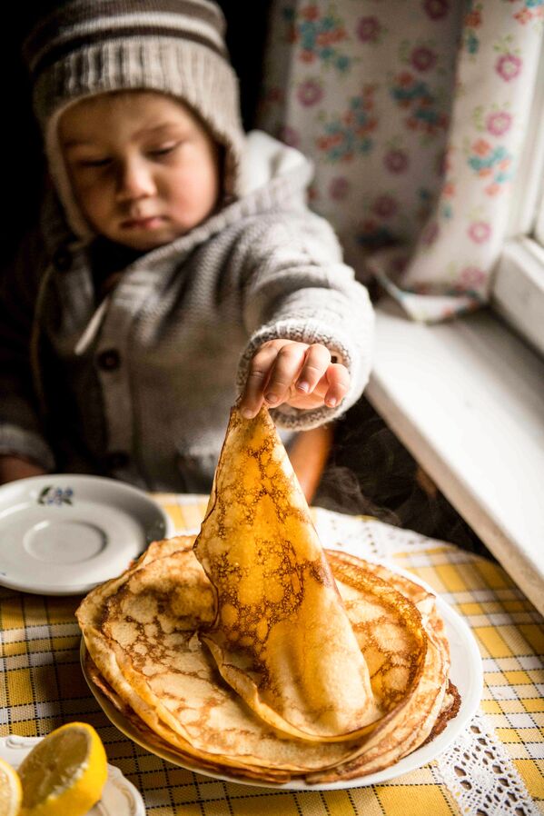 Снимок Olek Eating Pancakes польского фотографа Anna Włodarczyk, победивший в категории Food for the Family конкурса Pink Lady® Food Photographer of the Year 2020 - Sputnik Azərbaycan