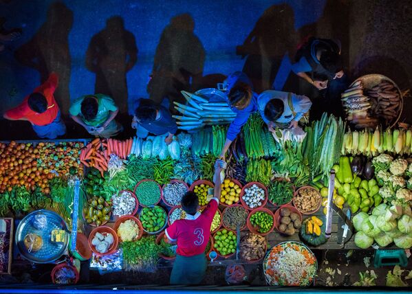 Снимок Vegetable Stall мьянманского фотографа Zay Yar Lin , победивший в категории Winterbotham Darby Food for Sale конкурса Pink Lady® Food Photographer of the Year 2020 - Sputnik Azərbaycan