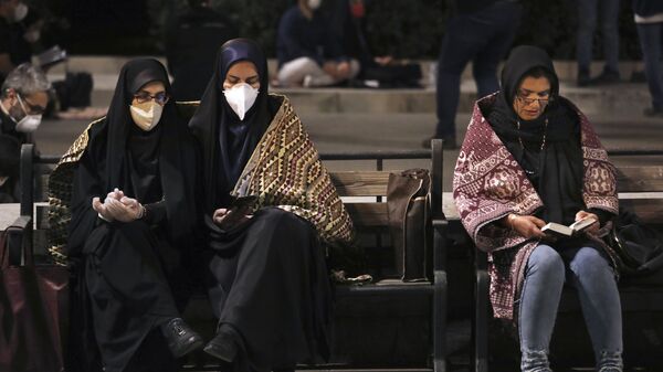 Женщины в защитных масках в Иране, фото из архива - Sputnik Азербайджан