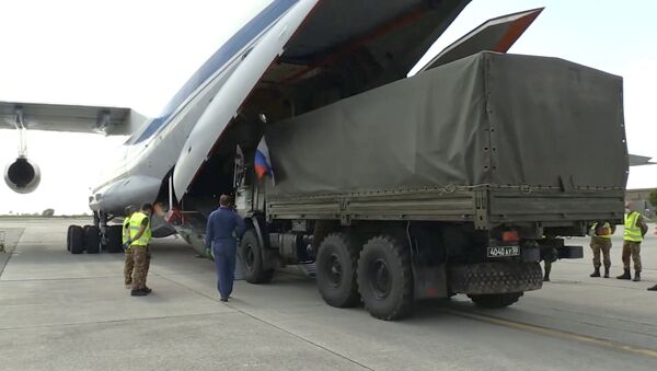Российские военные специалисты возвращаются на родину из Италии  - Sputnik Азербайджан