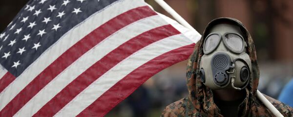 Человек в защитном костюме с флагом США - Sputnik Азербайджан