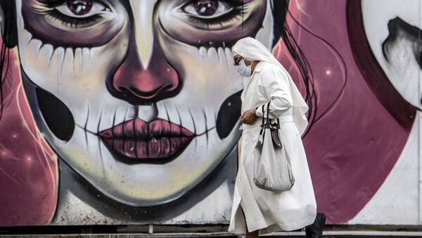  Монахиня в защитной маске в Боготе - Sputnik Azərbaycan