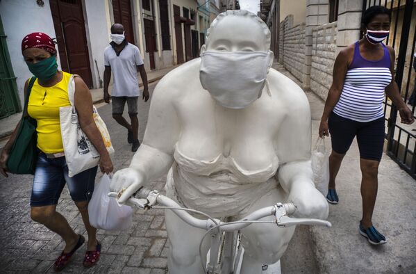 Скульптура художника Xu Hongfe Толстые дамы в медицинской маске, Гавана, Куба - Sputnik Azərbaycan