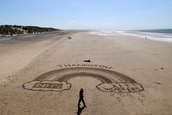 Рисунок на песке в благодарность медицинским работникам, Великобритания - Sputnik Azərbaycan