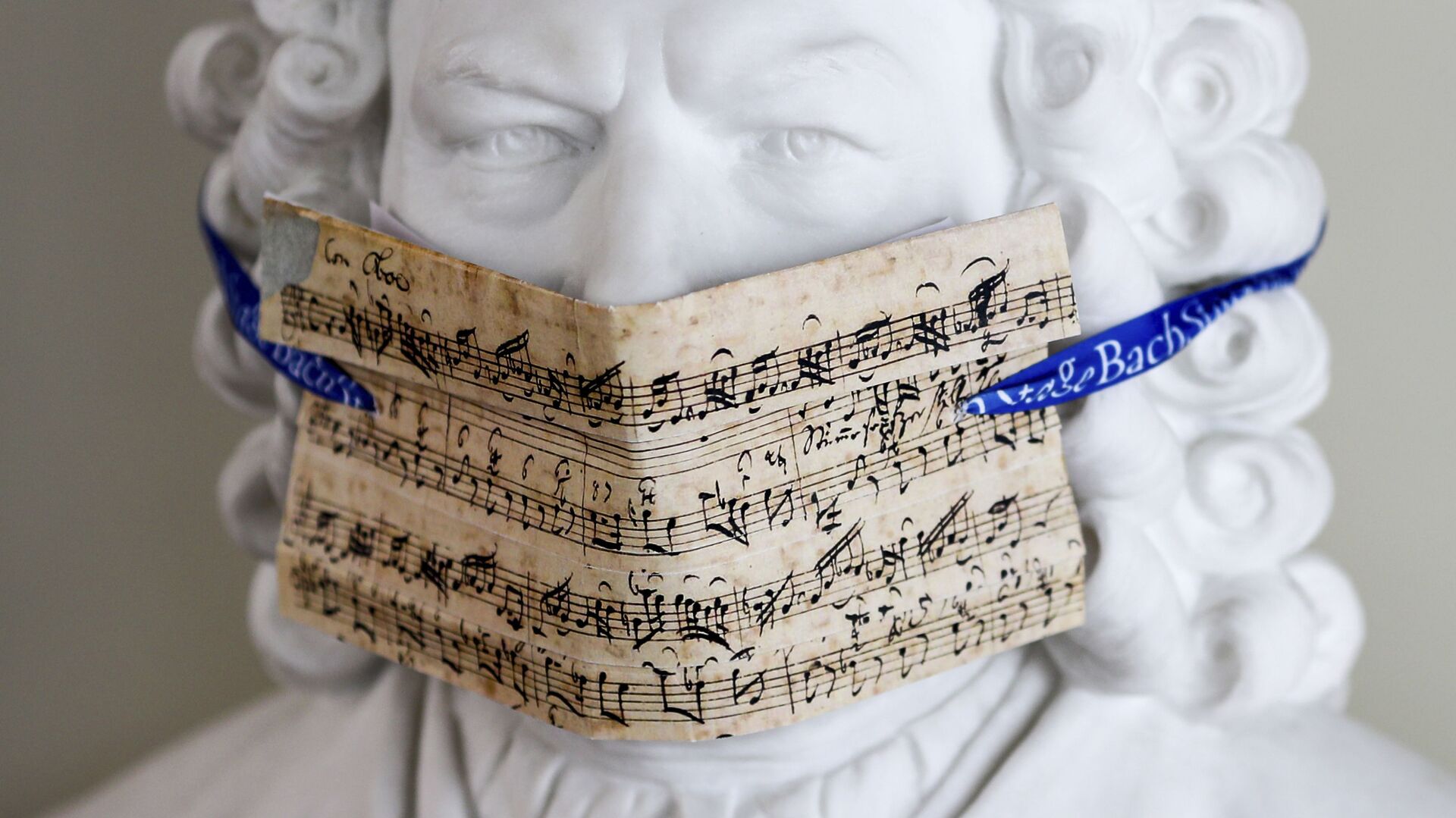 Бюст Баха с маской для лица из нот перед выставкой «Бах и Бетховен в Лейпциге, Германия - Sputnik Азербайджан, 1920, 22.12.2022