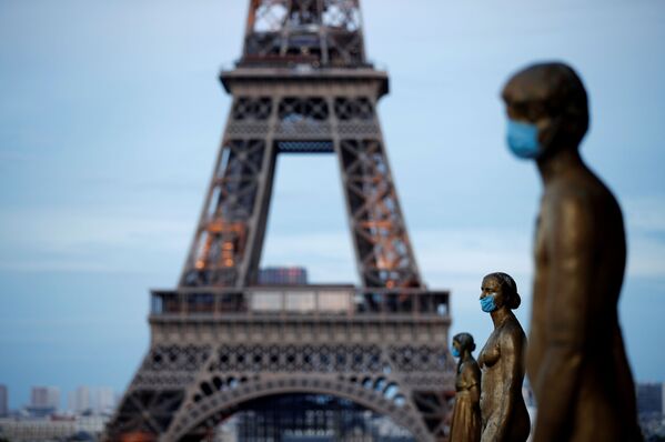 Золотые статуи в масках возле Эйфелевой башни в Париже, Франция - Sputnik Azərbaycan