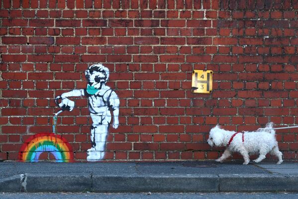 Граффити Rainbow Boy Криса Ши в Лондоне, Великобритания - Sputnik Азербайджан