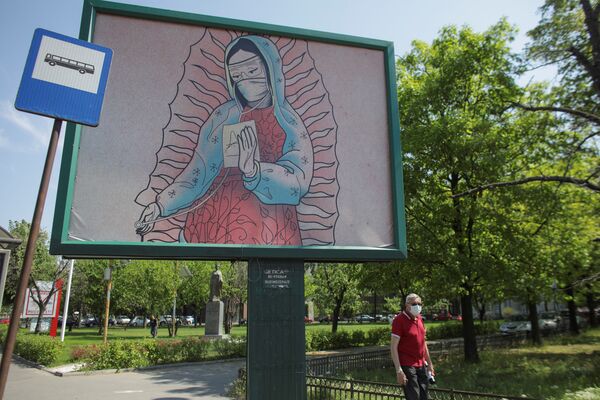 Плакат с изображением врача в стиле латиноамериканских религиозных картин в Бухаресте, Румыния - Sputnik Azərbaycan