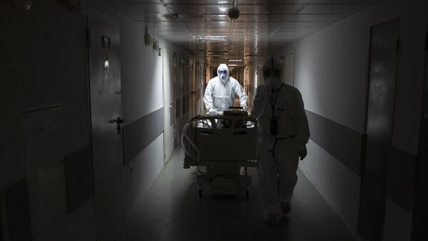 Медик транспортирует пациента с подозрением на коронавирусную инфекцию в Москве - Sputnik Azərbaycan