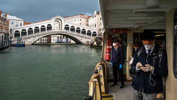 Большой канал у моста Риальто в Венеции во время карантина - Sputnik Azərbaycan