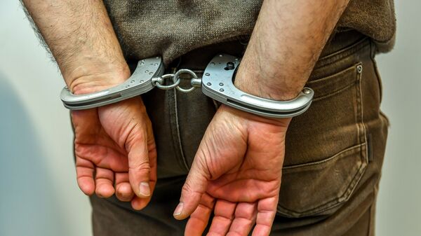 Мужчина в наручниках в полицейском участке, фото из архива - Sputnik Азербайджан