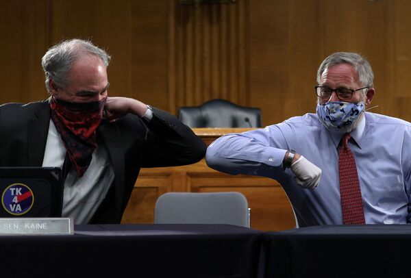 Сенаторы США Ричард Барр и Тим Кейн во время приветствия в Вашингтоне, США  - Sputnik Азербайджан