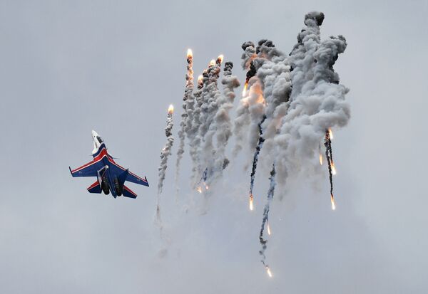 Истребитель Су-30СМ пилотажной группы Русские витязи на авиационном празднике в честь Дня Победы в Кубинке - Sputnik Азербайджан